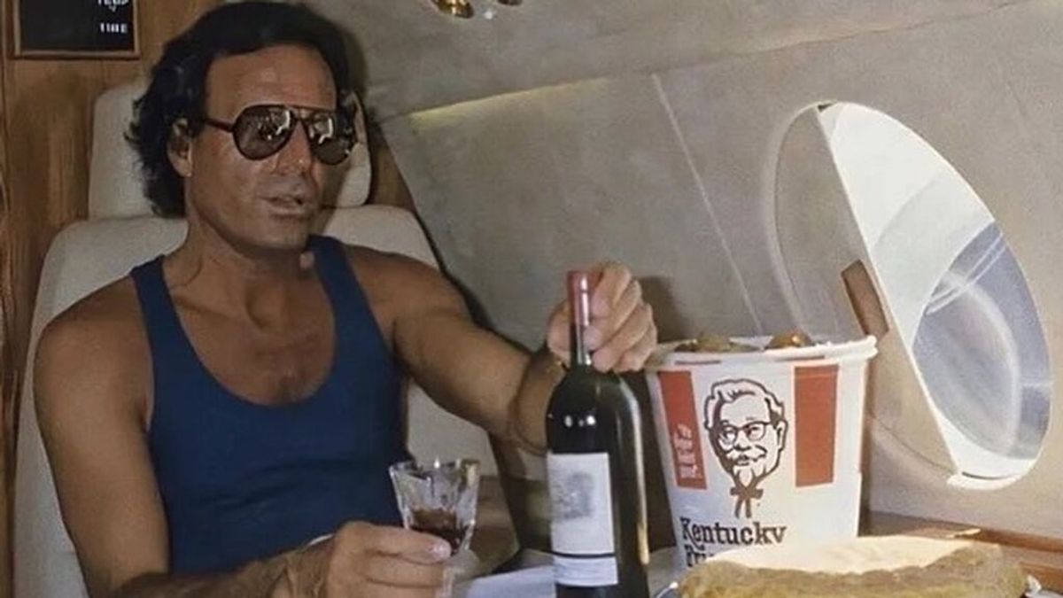 Vino tinto, pollo y jet privado: la parodia del reggaetonero Maluma a la mítica foto de Julio Iglesias