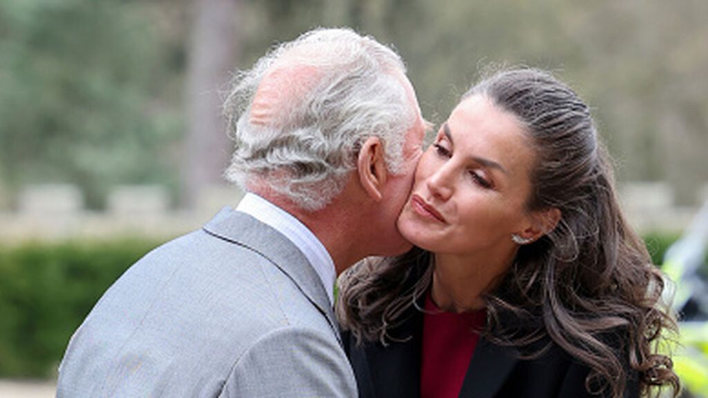 Letizia, de 'rojo España' derrocha simpatía en su reencuentro con el principe Carlos