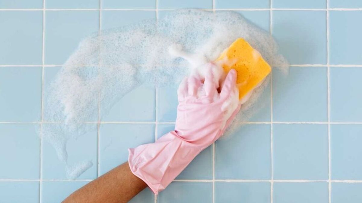 Estas son las claves para limpiar los azulejos del baño, eliminando la humedad y dejándolos como nuevo.