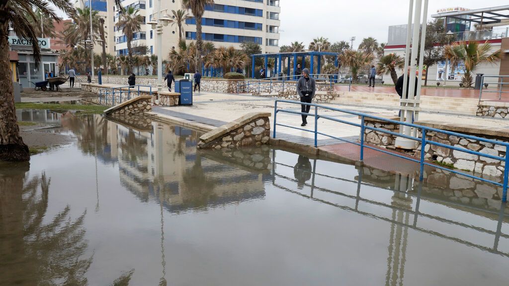 EuropaPress_4363673_persona_pasea_playa_huelin_donde_desperfectos_causados_temporal_ultimas