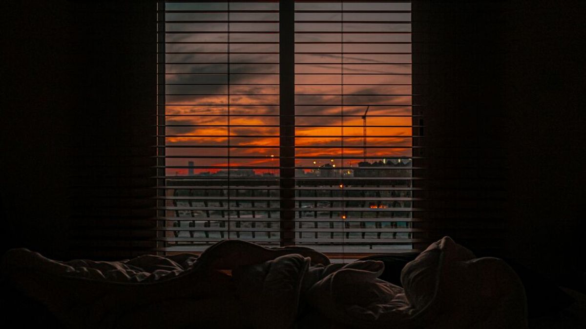 ¿Es mejor dormir con la persiana bajada o subida?