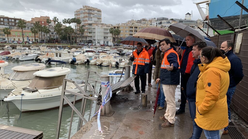 EuropaPress_4363623_consejero_jose_ramon_diez_revenga_comprueba_aguilas_danos_causados_temporal