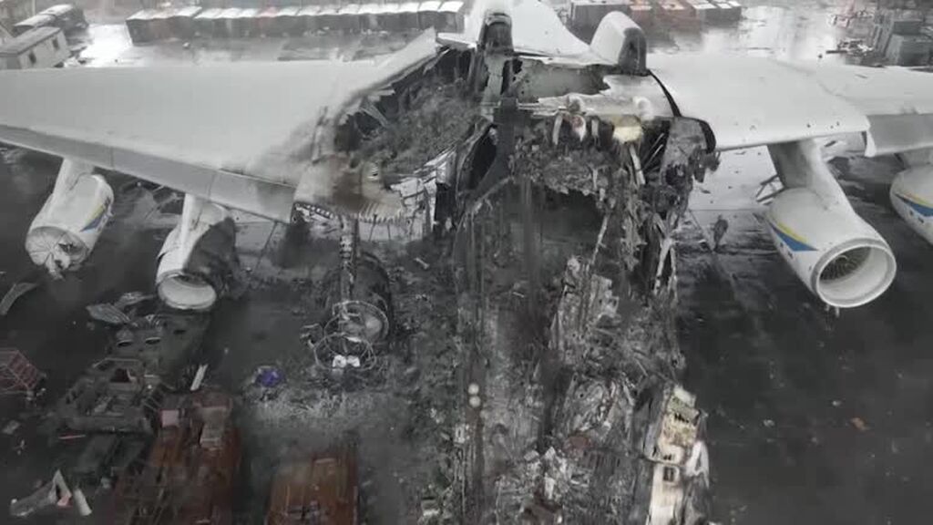 Las imágenes de dron que muestran la destrucción del principal aeropuerto de Kiev