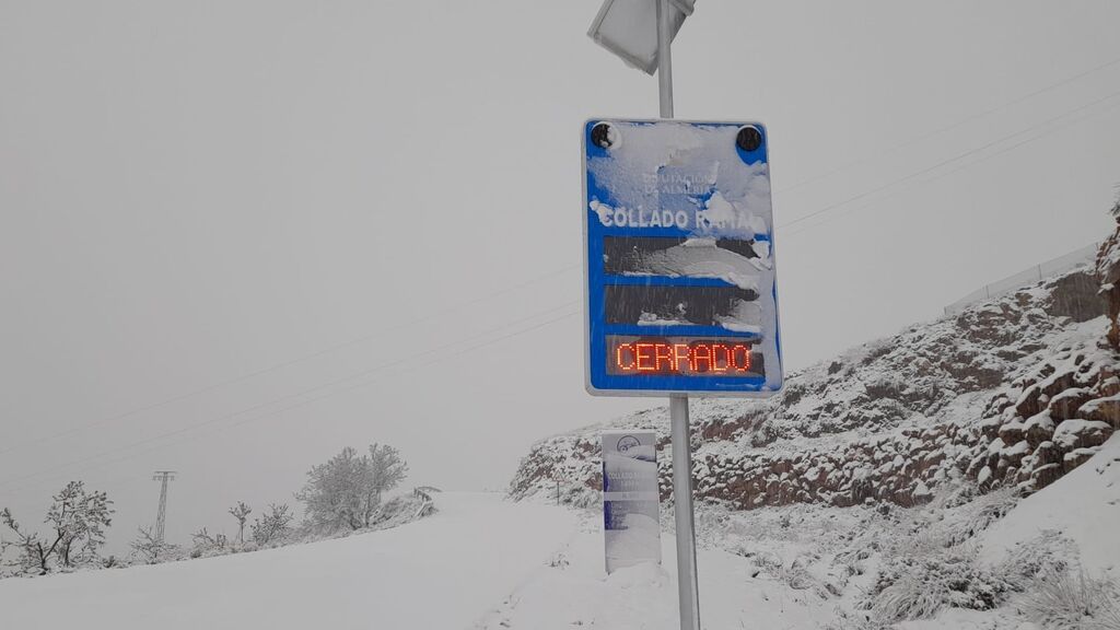 EuropaPress_4363519_carretera_cortada_nieve_almeria