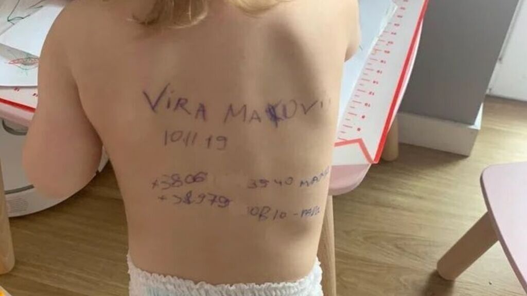 Una madre de Ucrania escribe en la espalda de su hija de dos años sus datos por si se pierde o ellos mueren