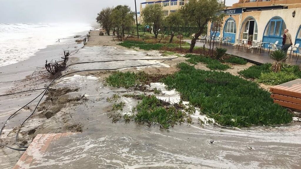 EuropaPress_4363345_playa_anegada_vera_almeria_temporal
