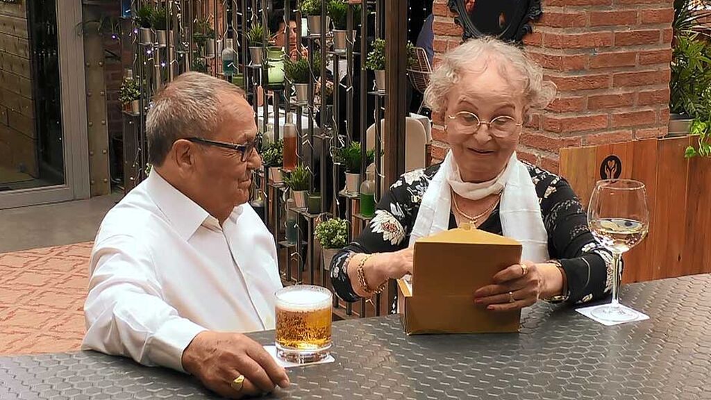 Carmen y Pedro comienzan su cita con bombones