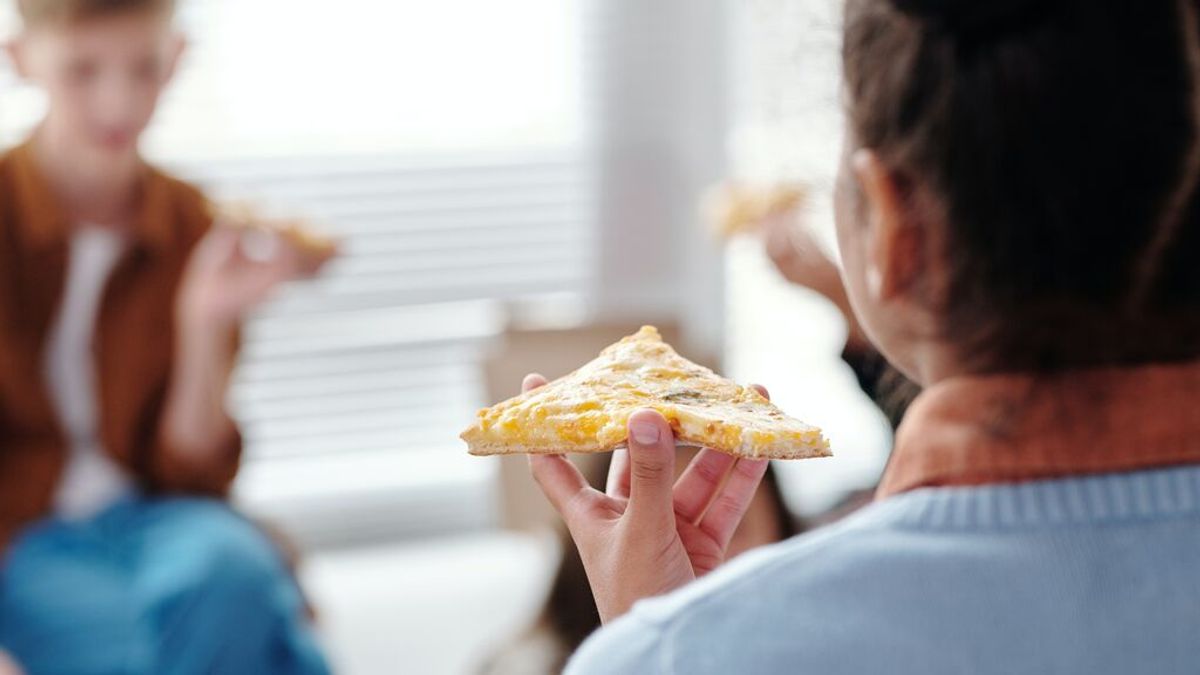 Dos niños mueren y 75 intoxicados por unas pizzas contaminadas: cómo actuar si crees que algo le ha sentado mal