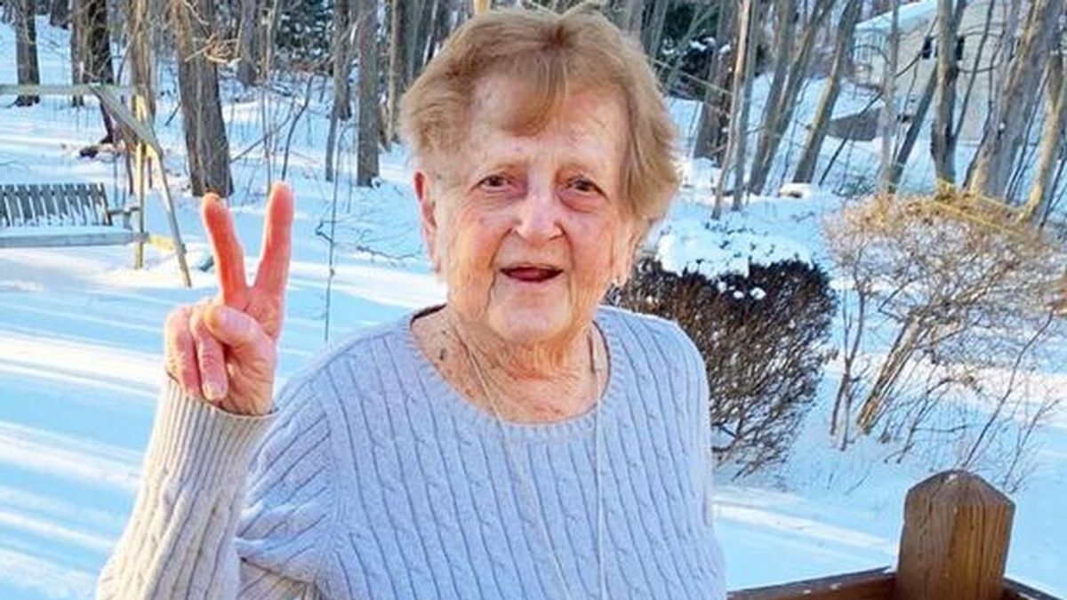 Una anciana de 93 años deja en Tik Tok las tres peticiones para su funeral: "Emborracharos"