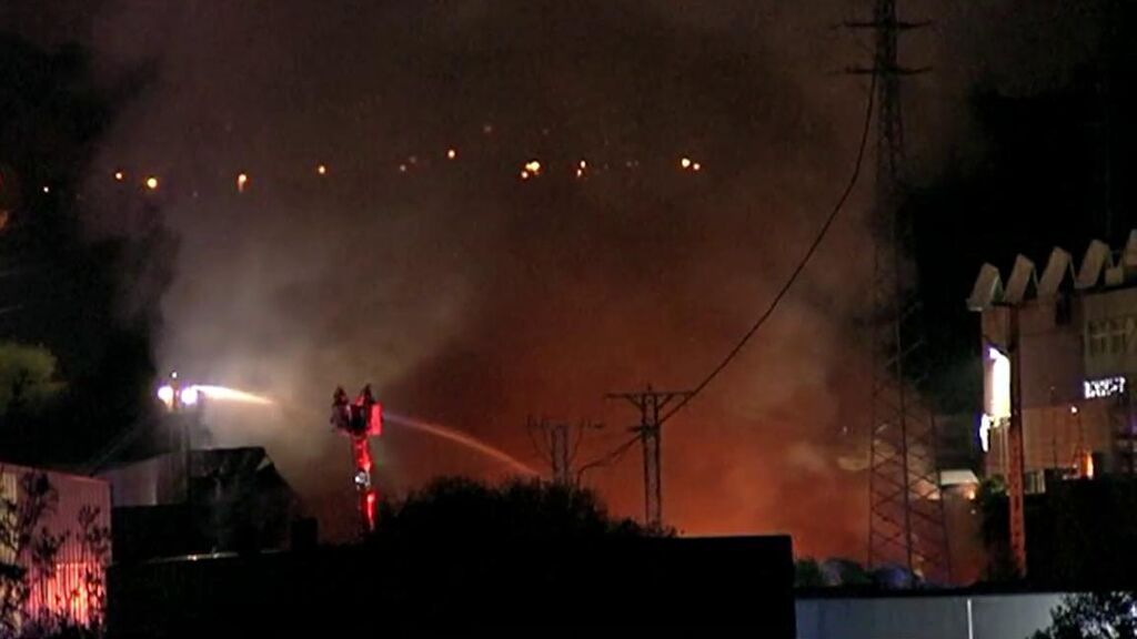 El fuego destroza una empresa eléctrica en un polígono de Erandio