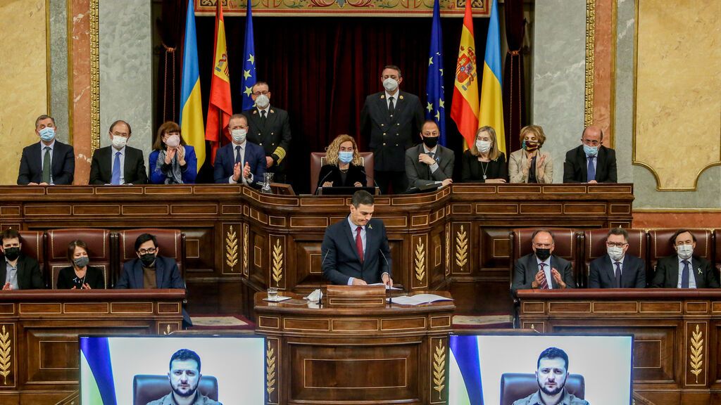 Sánchez se compromete con Zelesnkia seguir enviando armamento a Ucrania