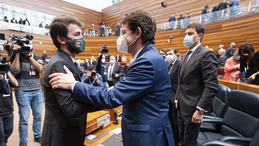 Mañueco y García Gallardo celebran el acuerdo de Gobierno firmado hace un mes por Vox y PP