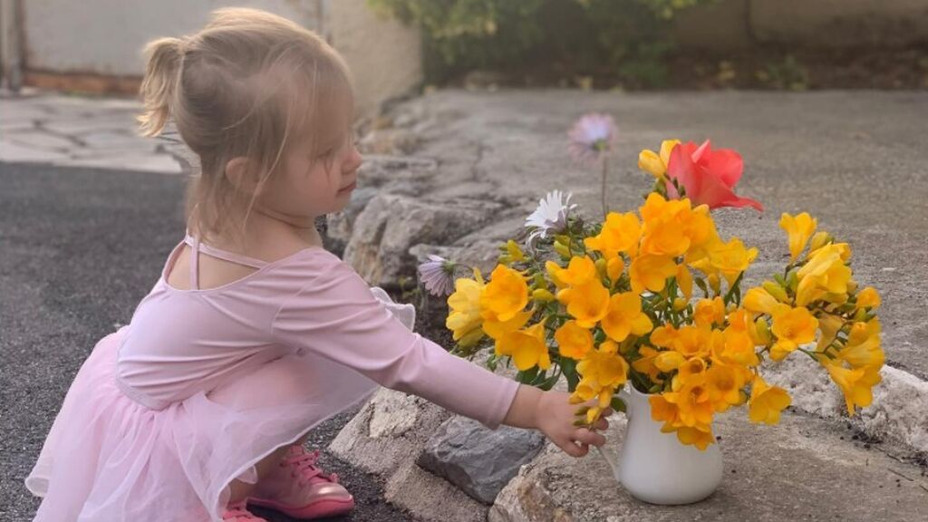 Vira, la niña de dos años que salió de Ucrania con sus datos escritos en la espalda, ya está en Francia