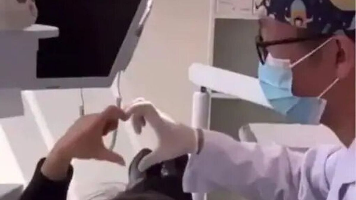 Una paciente confunde el gesto de su dentista y forma un corazón: el origen del vídeo más viral
