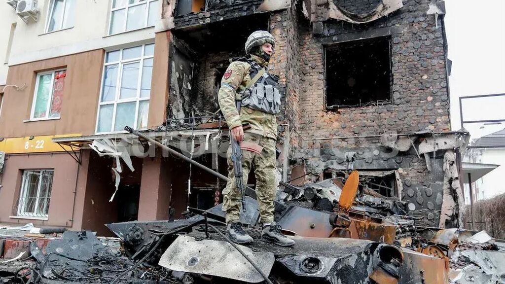 Soldado ucraniano entre los restos de un tanque ruso