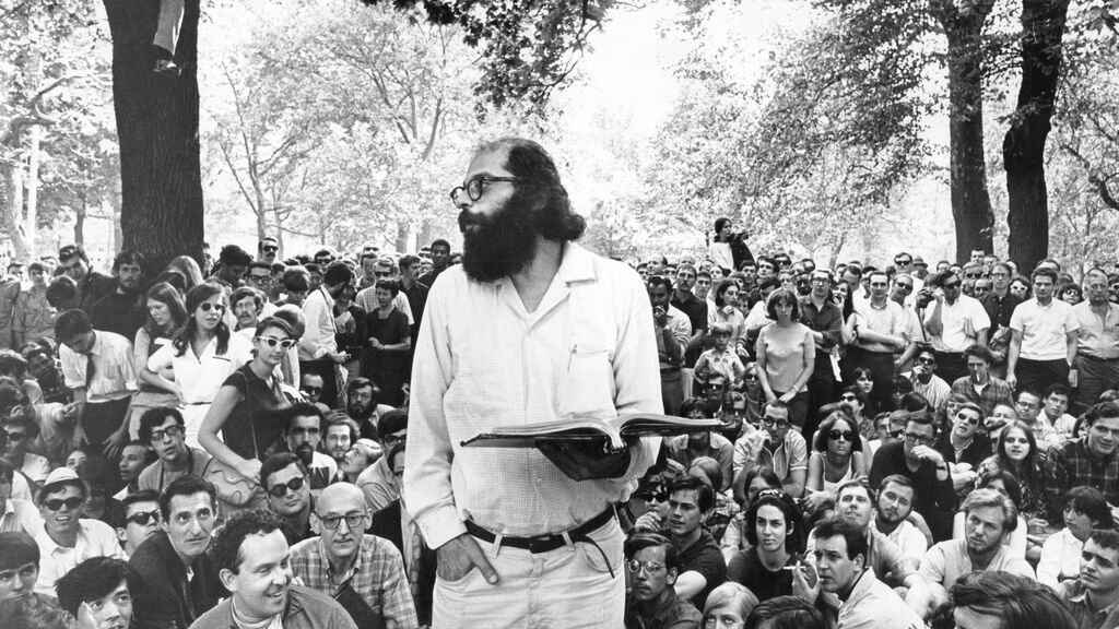 Allen Ginsberg leyendo uno de sus poemas en el Washington Square Park, en 1966.