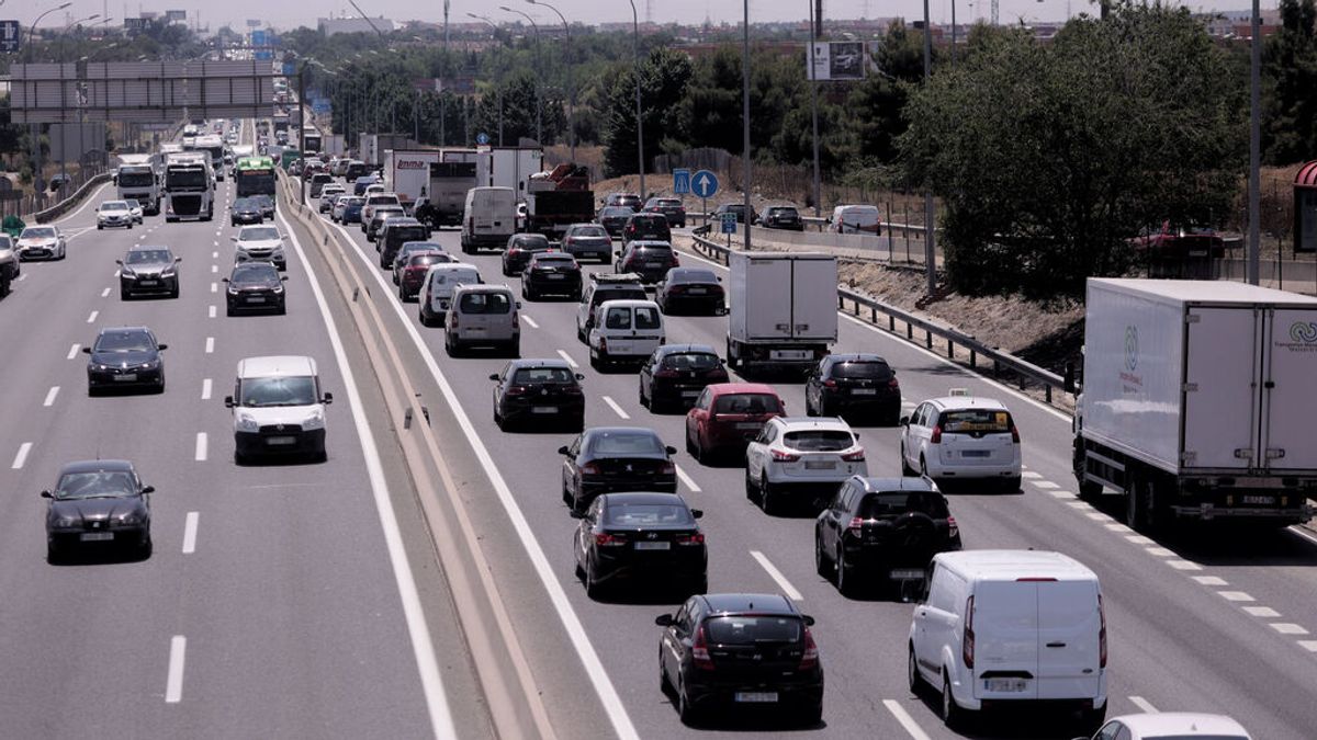 Prepara tu Semana Santa: las horas a las que no debes coger el coche según la DGT 2 Motor16 Denso trafico de salida