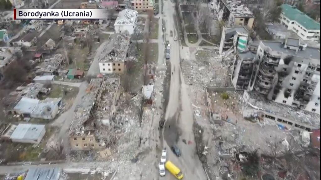 Un dron sobrevuela las calles de Borodyanka, una localidad arrasada por el paso de las tropas rusas