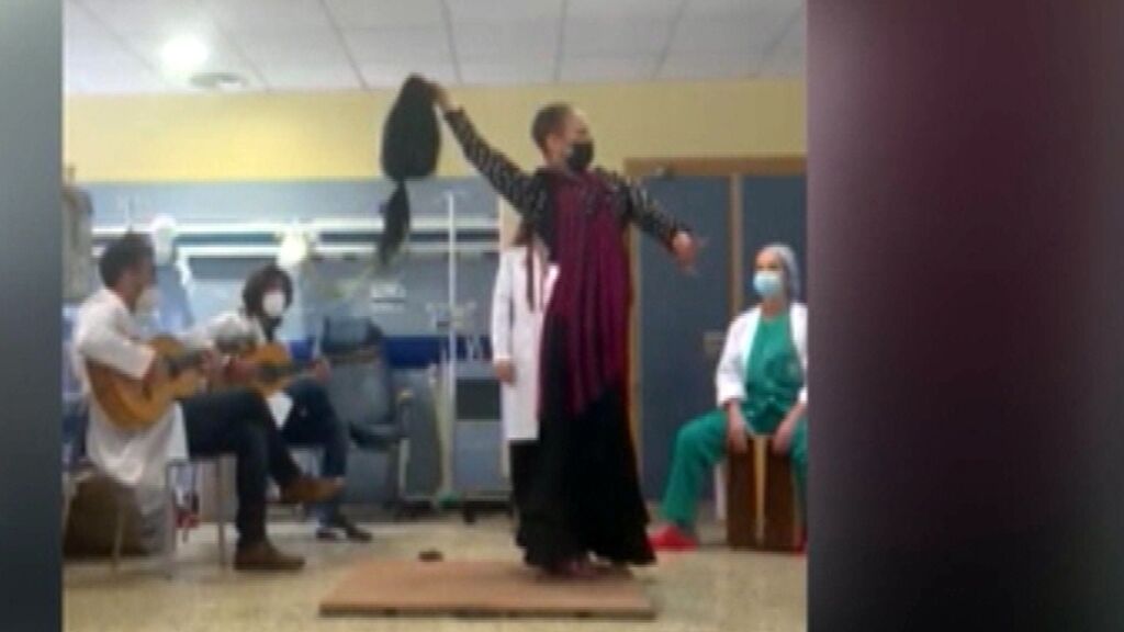 Rocío Díaz, la bailaora de Tarifa que celebra el fin de la quimio en el hospital