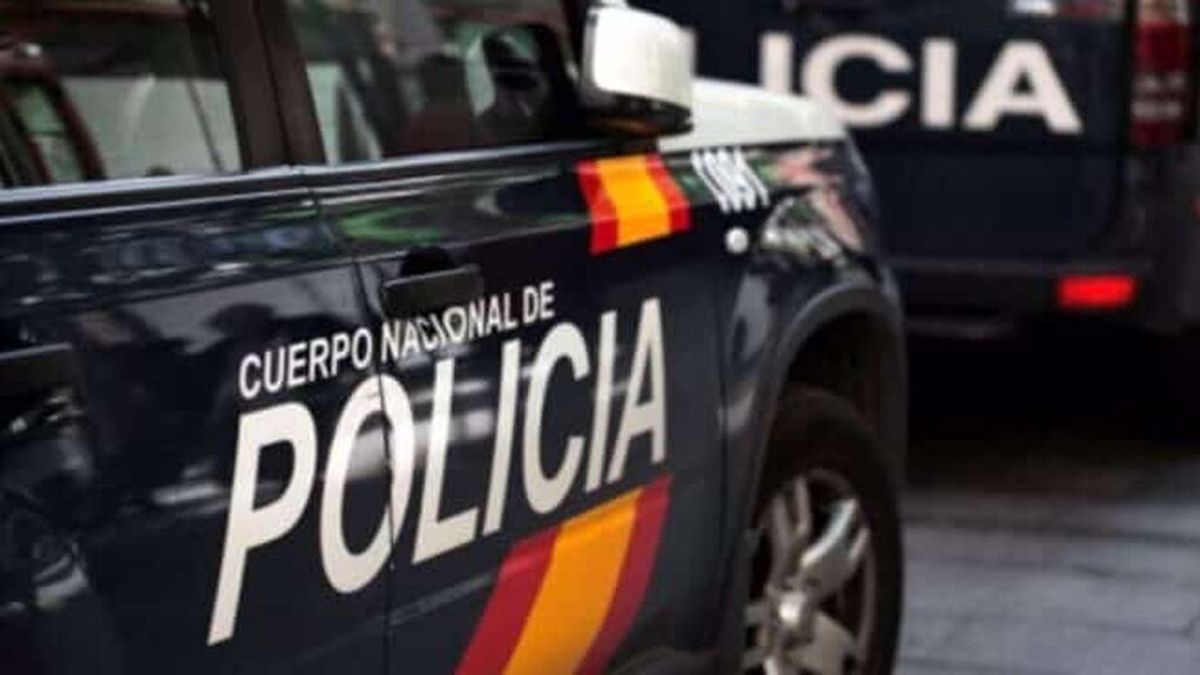 Arrestado en Valencia por amenazar a varias personas con un cuchillo y un gato sobre los hombros