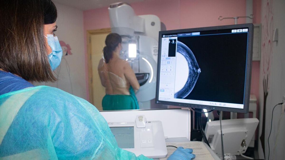 Paciente y sanitaria durante una mamografía