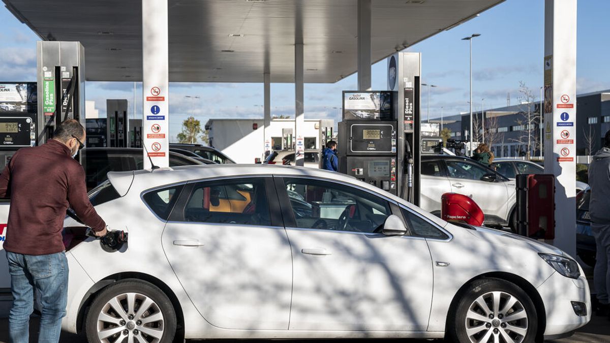 ¿Suben los precios las gasolineras para esquivar el descuento de 20 céntimos? Facua denuncia a 200 estaciones ¿Suben los precios las gasolineras para esquivar el descuento de 20 céntimos? Facua denuncia a 200 estaciones