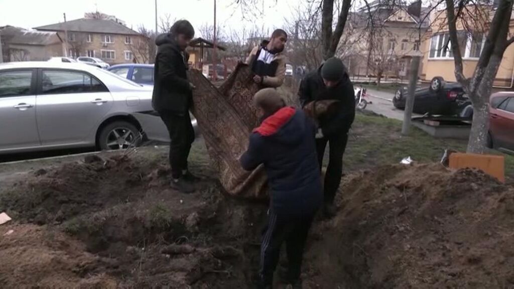 Vecinos de Bucha cavan tumbas para enterrar a civiles ejecutados por las tropas rusas