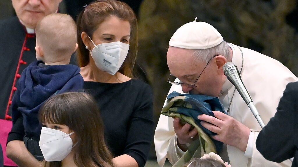 El papa besa una bandera ucraniana recién llegada de Bucha y condena la matanza