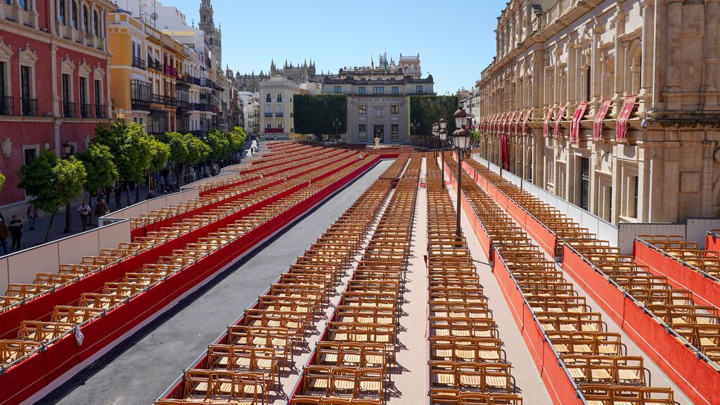 Así es el montaje de la Carrera Oficial de la Semana Santa de Sevilla a tres días del Domingo de Ramos
