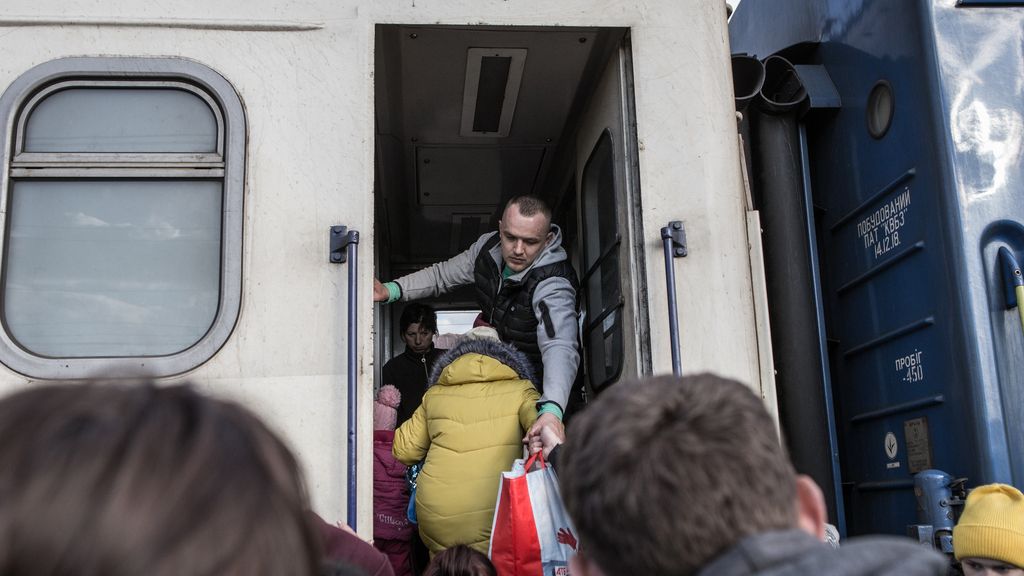 Miles de ucranianos huyen de Kramatorsk, en la región de Donetsk, ante el avance ruso