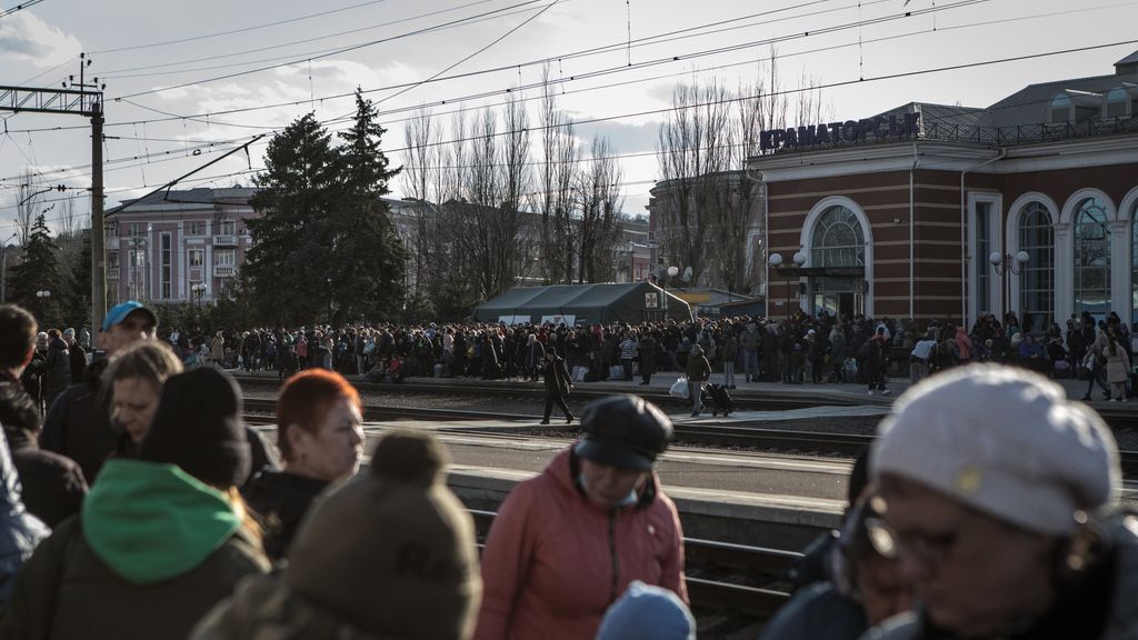 Miles de ucranianos huyen de Kramatorsk, en la región de Donetsk, ante el avance ruso