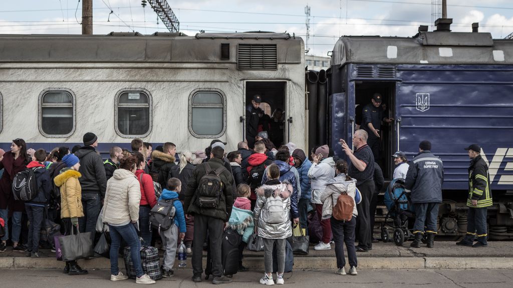 Miles de ucranianos huyen de Kramatorsk, en la región de Donetsk, ante el avance ruso