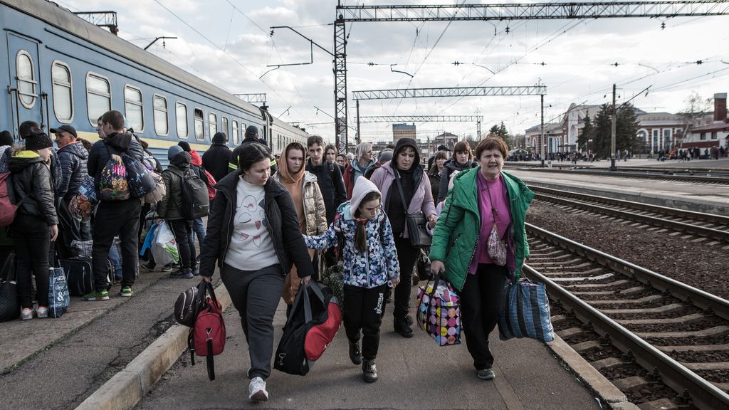 Miles de ucranianos huyen de Kramatorsk, en la región de Donetsk, ante el avance ruso