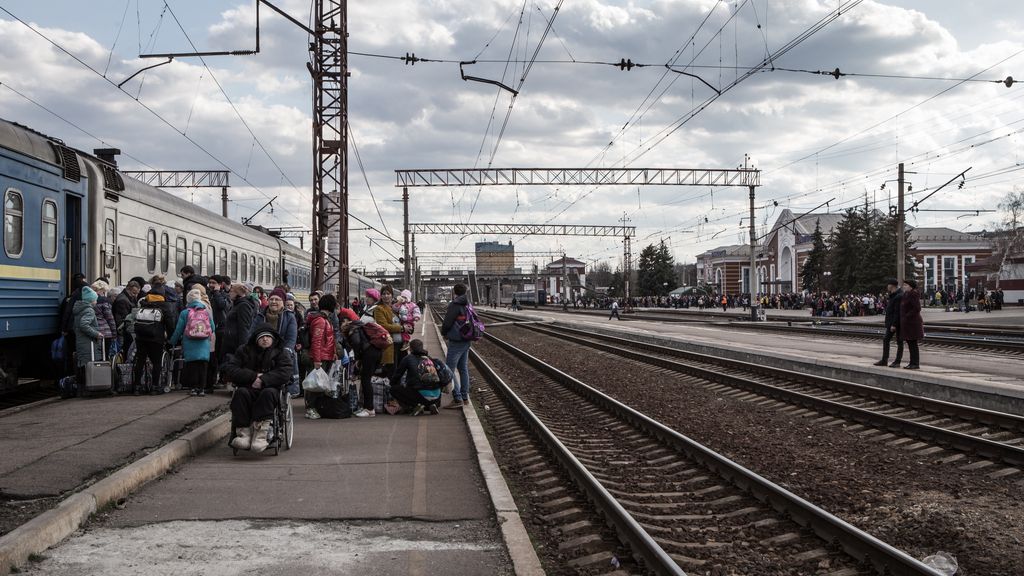 Miles de ucranianos huyen de Kramatorsk, en la región de Donetsk, ante el avance ruso