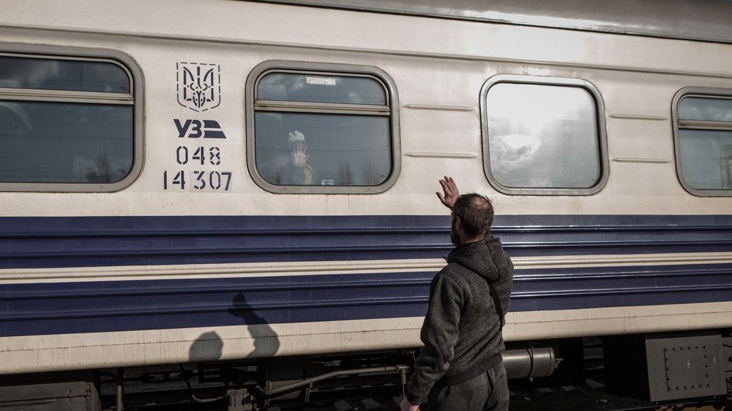 Miles de ucranianos huyen de Kramatorsk, en la región de Donetsk, ante el avance ruso