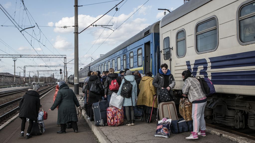 Huir de la barbarie: miles de ucranianos huyen del este del país ante el avance ruso