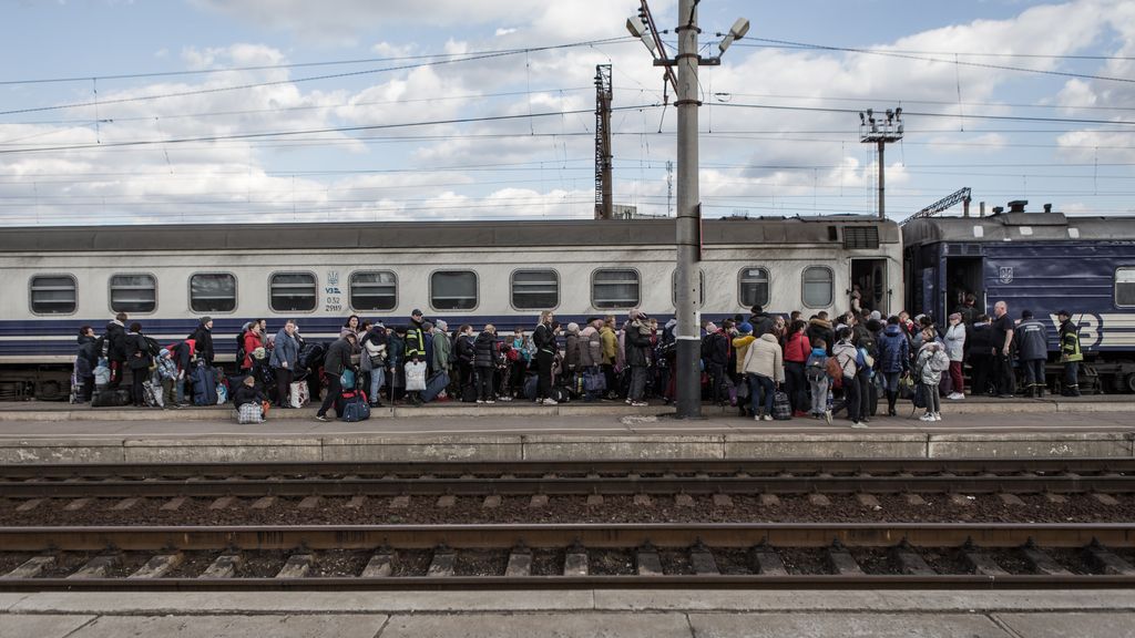 Miles de ucranianos huyen de Kramatorsk, en la región de Donetsk, ante el avance ruso