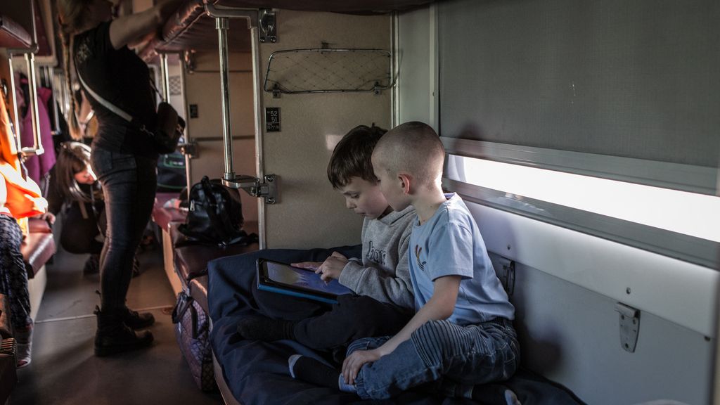 Miles de ucranianos huyen de Kramatorsk, en la región de Donetsk, ante el avance ruso