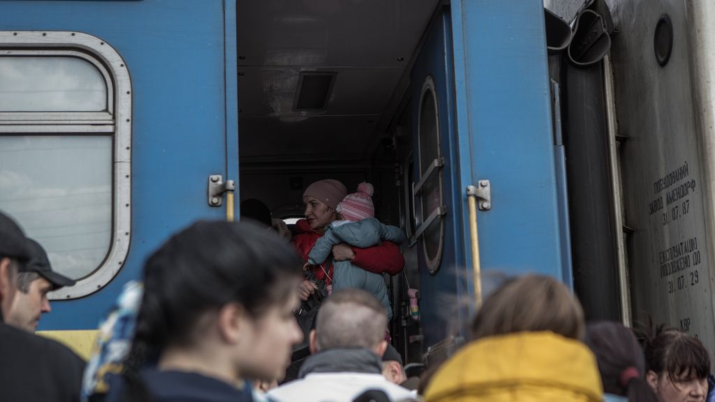 Miles de ucranianos huyen de Kramatorsk, en la región de Donetsk, ante el avance ruso