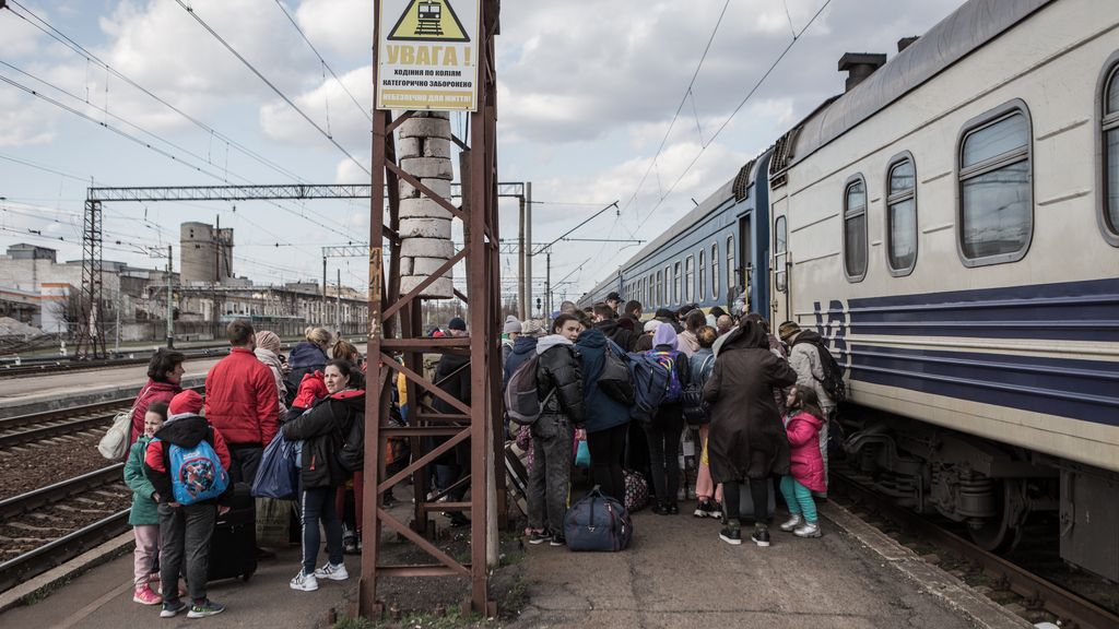 Miles de ucranianos huyen de Kramatorsk, en la región de Donetsk, ante el avance ruso