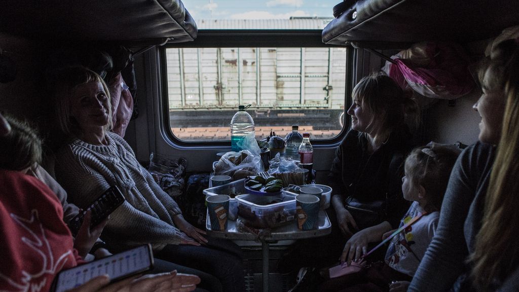 Miles de ucranianos huyen de Kramatorsk, en la región de Donetsk, ante el avance ruso