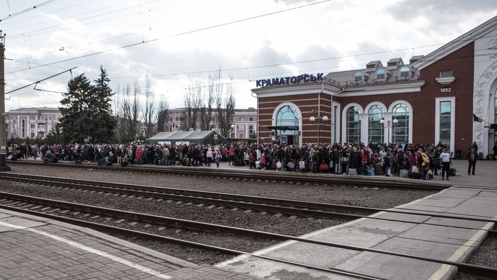 Miles de ucranianos huyen de Kramatorsk, en la región de Donetsk, ante el avance ruso