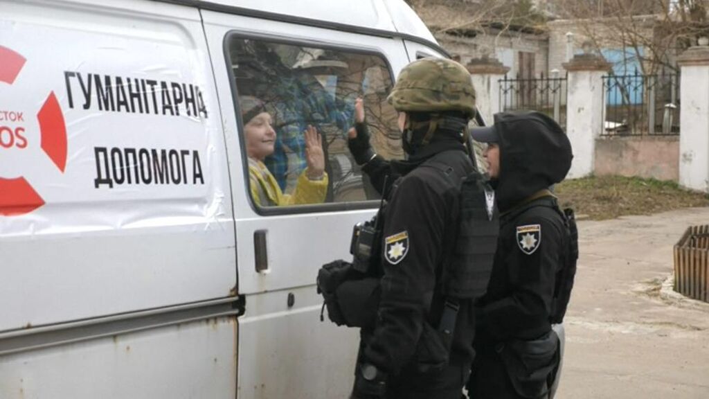 Las autoridades de Ucrania llaman a huir, por primera vez, a su población en el Donbás ante la ofensiva de Rusia