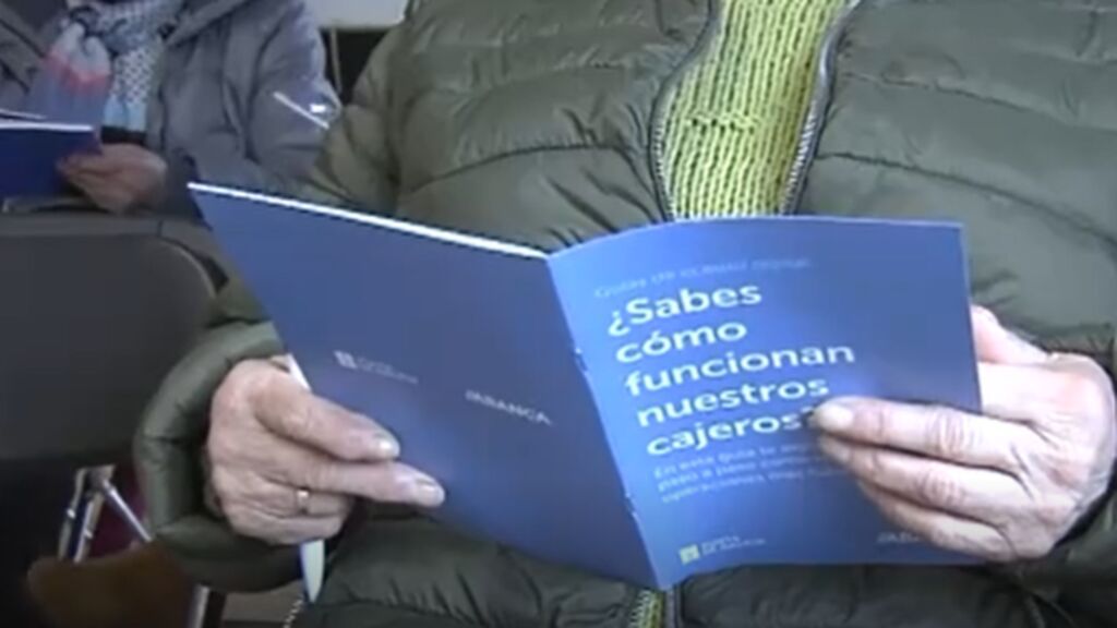 Abanca enseña a los mayores a utilizar el cajero