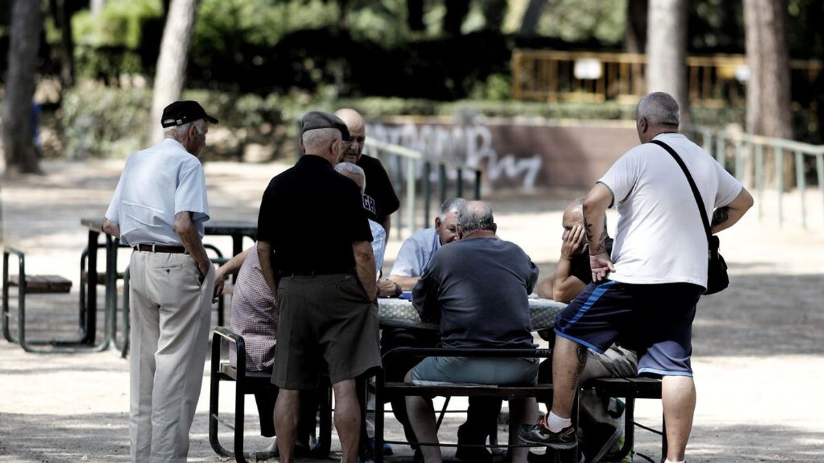 Varios pensionistas en un parque de Madrid