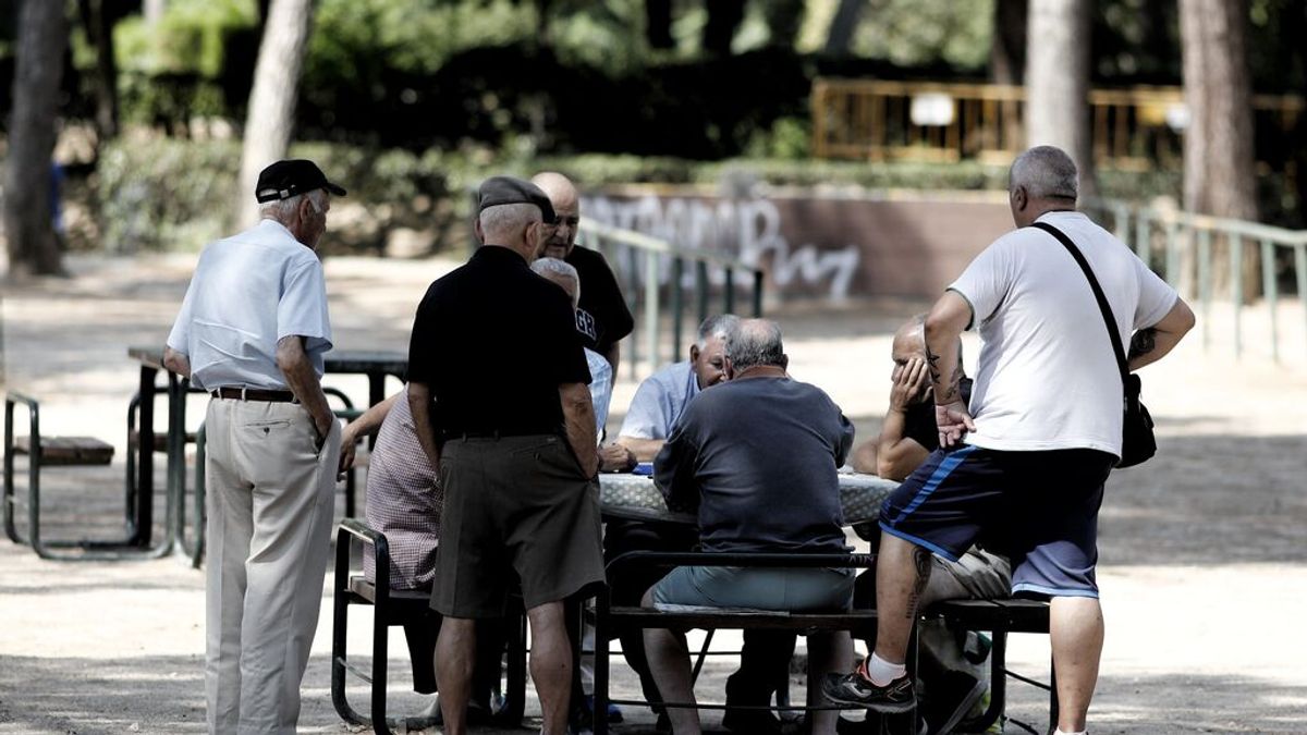 Varios pensionistas en un parque de Madrid Varios pensionistas en un parque de Madrid