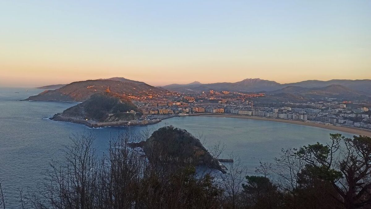 La isla Santa Clara en la bahía de la Concha de San Sebastián La isla Santa Clara en la bahía de la Concha de San Sebastián