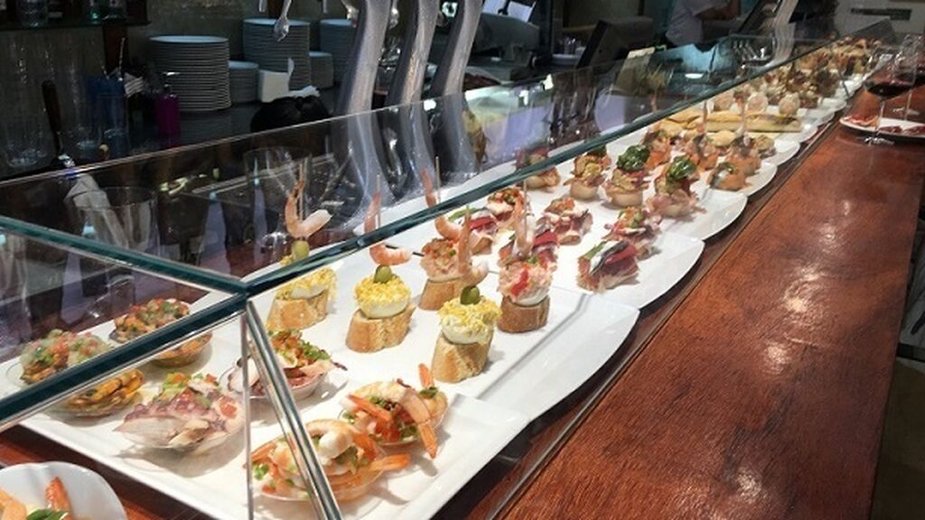 EuropaPress_3279589_barra_bar_vitrina_pintxos
