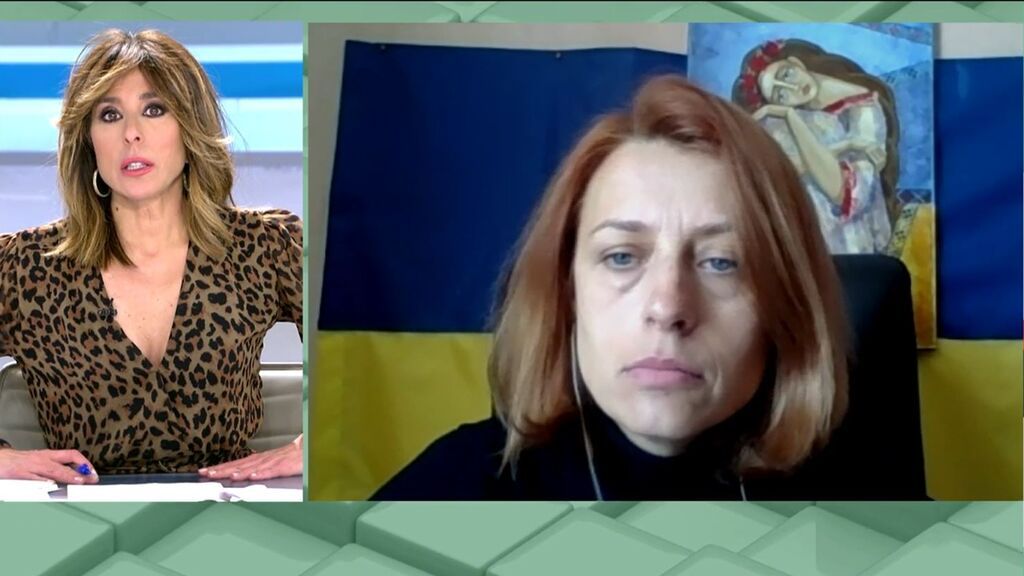 Una mujer ucraniana explica los movimientos de las tropas rusas y sus crímenes de guerra