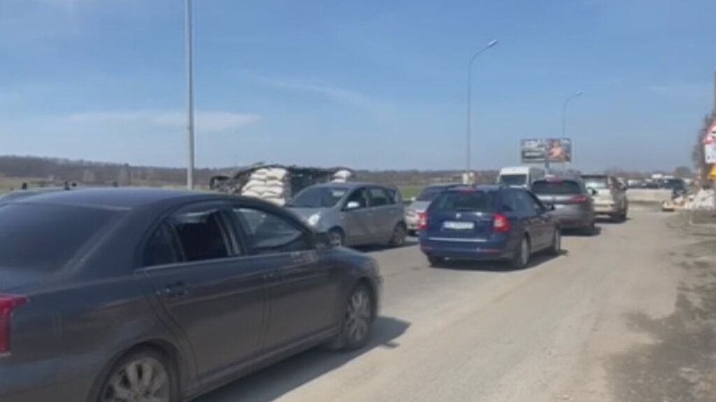 Atascos para entrar en Irpin por los cientos de vecinos que regresan a la ciudad tras ser liberada